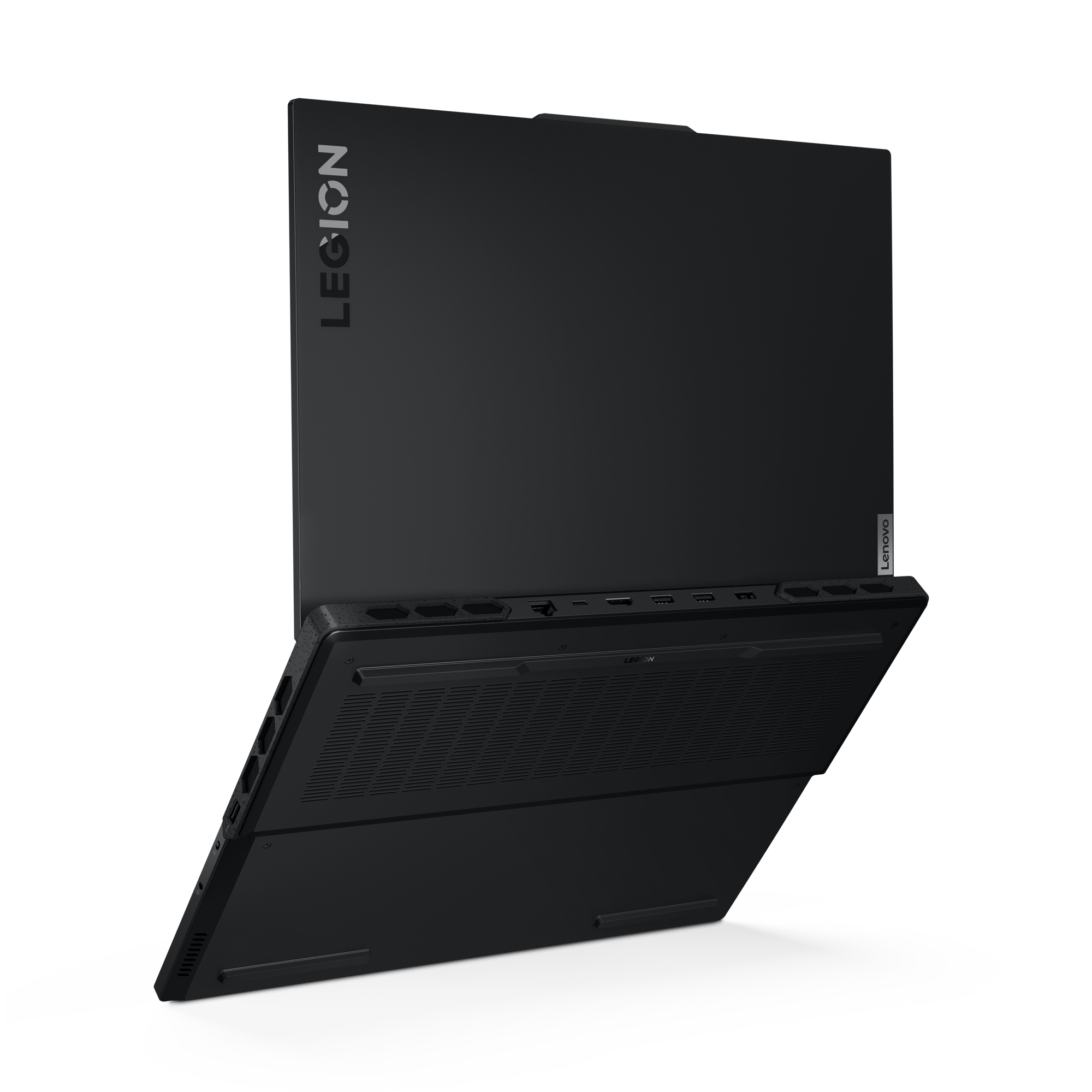Siyah Lenovo Legion dizüstü bilgisayar, açılı görünüm, bağlantı noktalarını ve havalandırmaları gösteriyor, açık.