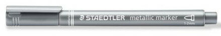 Srebrny marker metaliczny. Pióro ma markę Staedtler i ilustrację końcówki pocisku.