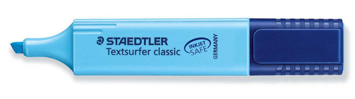 Jasnoniebieski zakreślacz Staedtler Textsurfer classic. Ciemnoniebieska nasadka i końcówka. Białe tło.