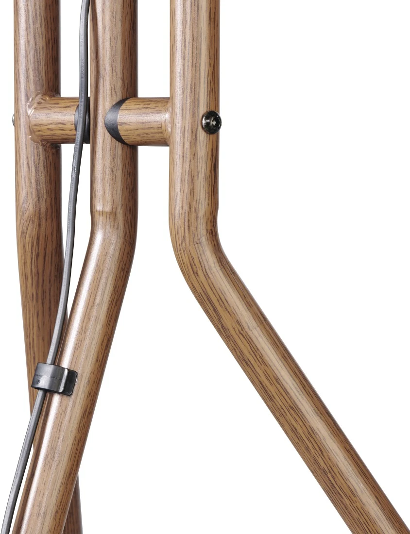 Nahaufnahme einer Holz-Stehleuchtenstruktur. Drei gebogene Holzpfähle mit einem schwarzen Kabel und Schraubendetails.
