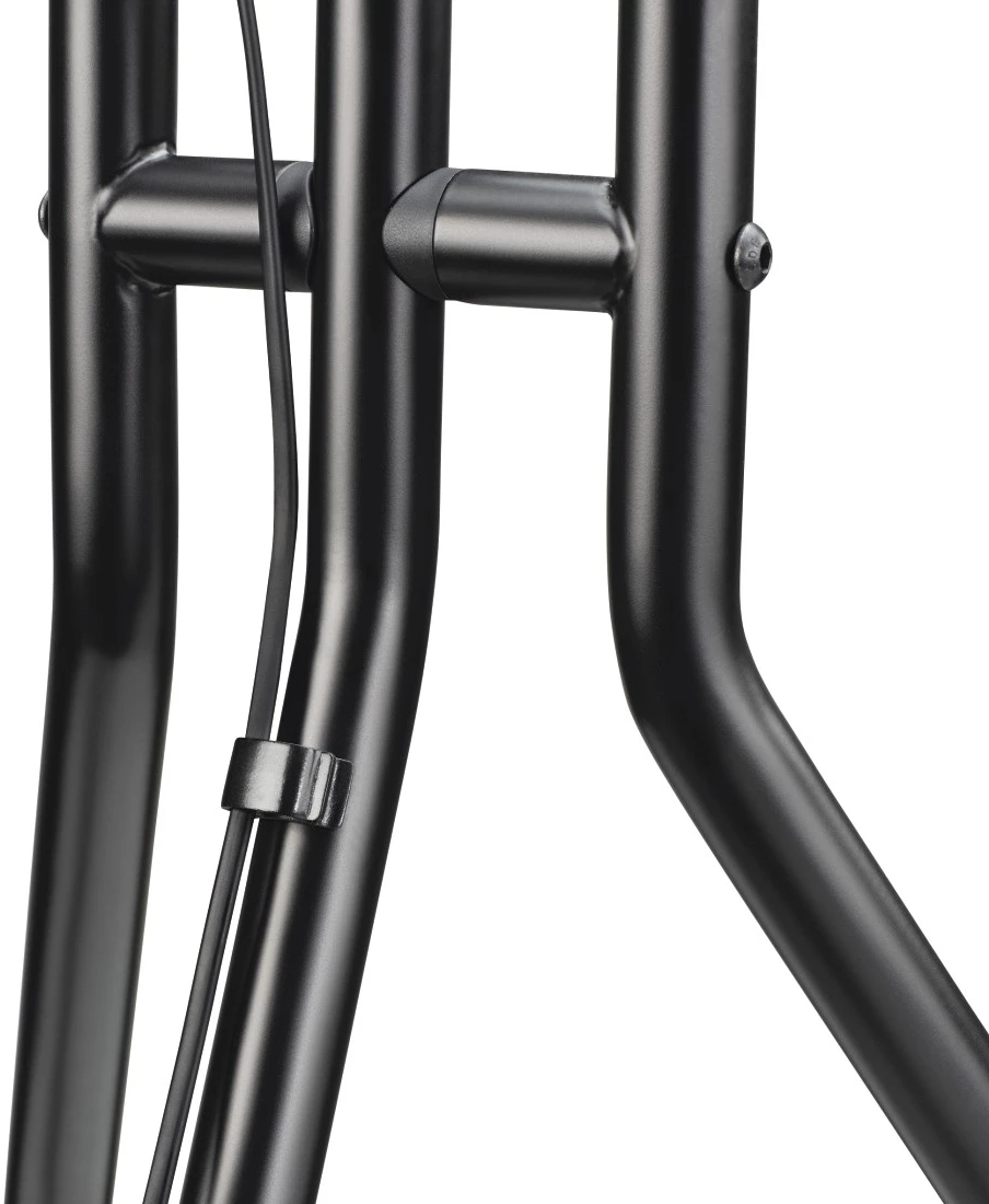 Nahaufnahme einer schwarzen Metallstruktur mit gebogenen Stäben und einem Kabel. Der Fokus liegt auf den Details.