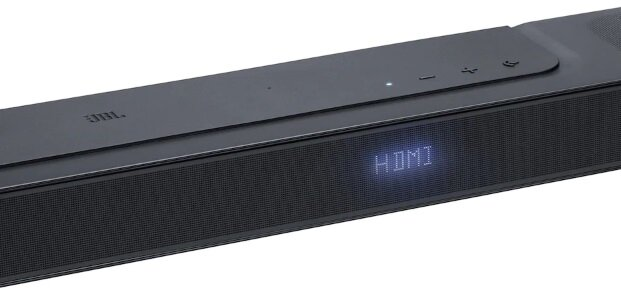 Zbliżenie czarnego soundbaru ze słowem HDMI podświetlonym na niebiesko.