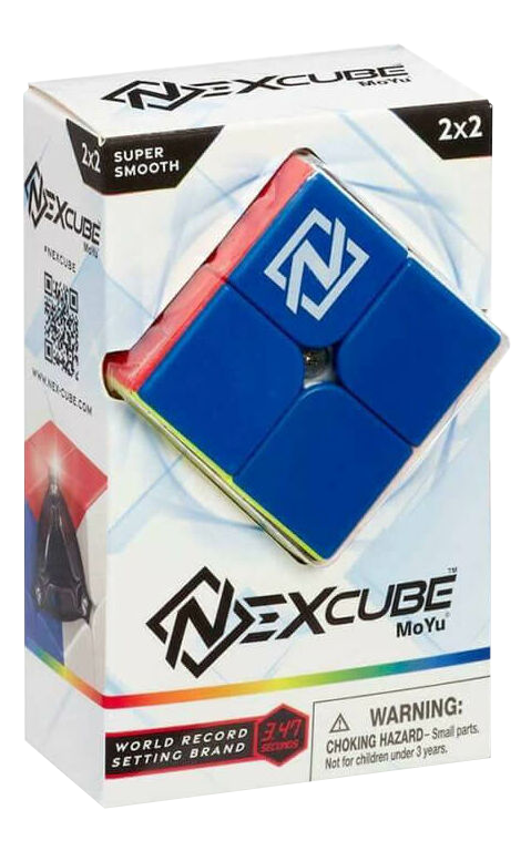 Egy 2x2 Rubik-kocka egy dobozban. Kék, piros és fehér csomagolás. Fehér háttér.