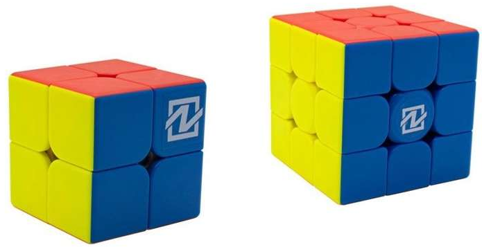 Két Rubik-kocka. Az egyik 2x2-es, a másik 3x3-as. Mindkettő piros, sárga, kék és fehér színekkel van színezve.