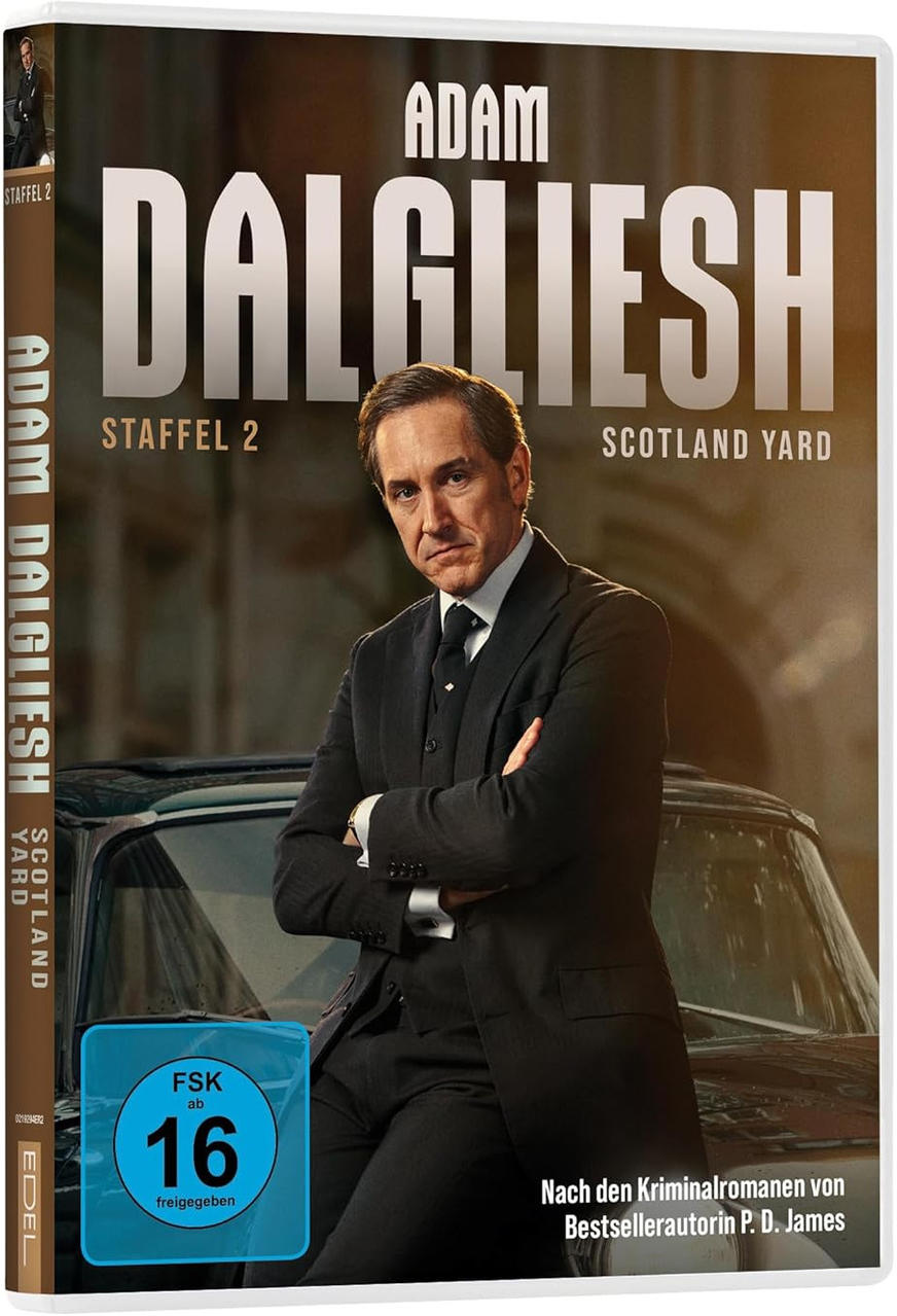 DVD-Cover von Adam Dalgliesh, ein Mann im Anzug, der vor einem Auto steht.