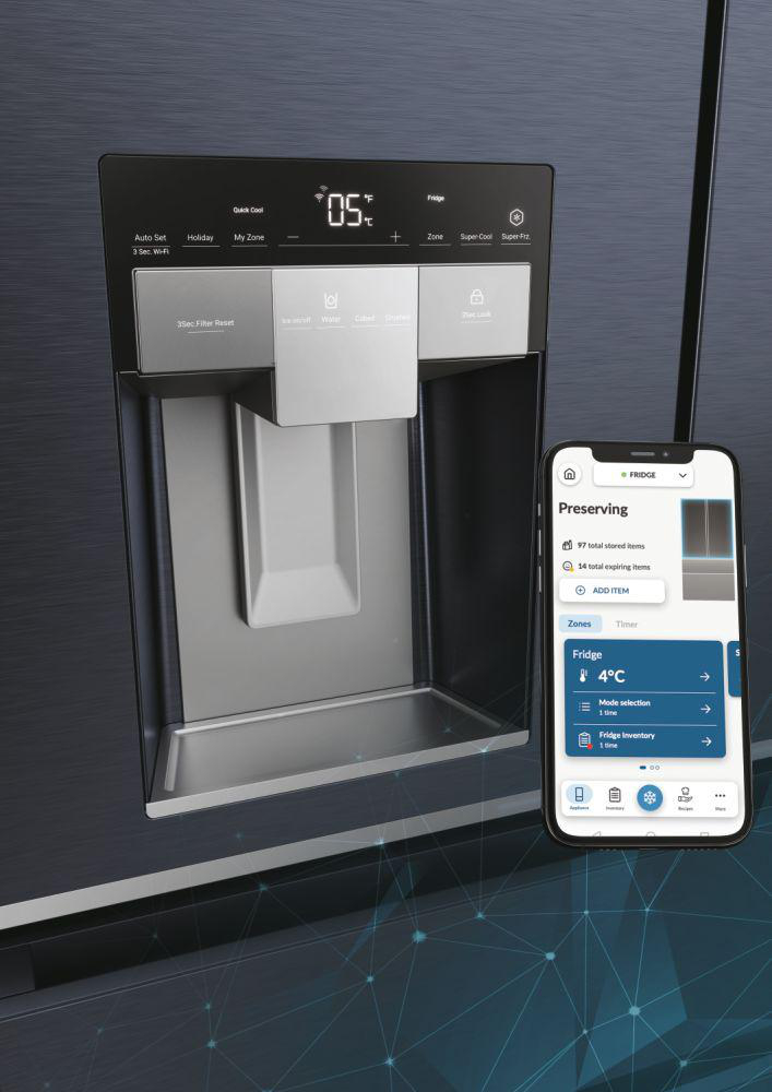 Ein Kühlschrank mit Wasserspender, Bedienfeld und Telefon, das die Kühlschrankinventur per App zeigt.