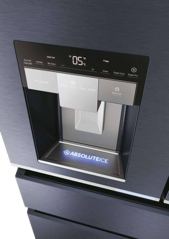 Nahaufnahme des Wasserspenders und des Bedienfelds eines Kühlschranks mit beleuchtetem Text 'ABSOLUTE ICE'.