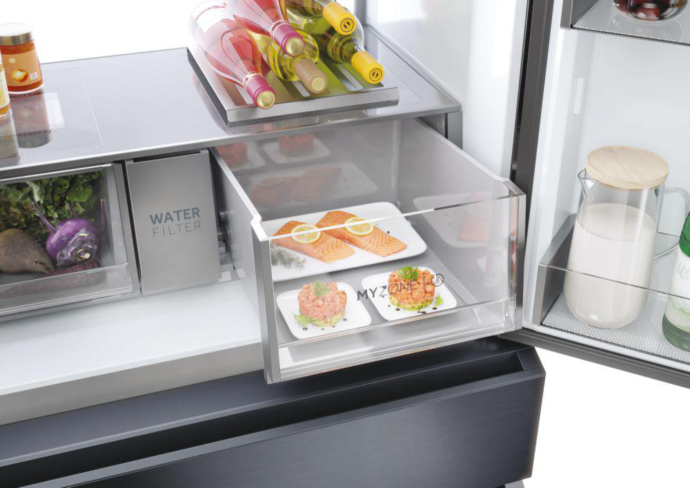 Geöffneter Kühlschrank mit Schubladen für Gemüse, Fisch und Lachs sowie anderen Lebensmitteln in Regalen.