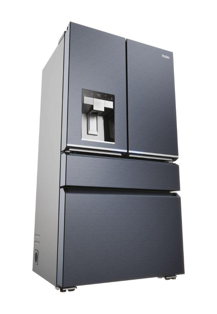 Dunkelblauer Haier-Kühlschrank mit drei Türen und einem Wasser- und Eisspender an der Vorderseite.