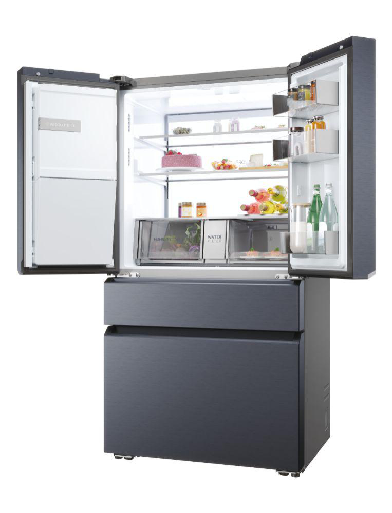 Geöffneter Haier-Kühlschrank mit geöffneten Türen, Regalen, Schubladen und Lebensmitteln im Inneren.