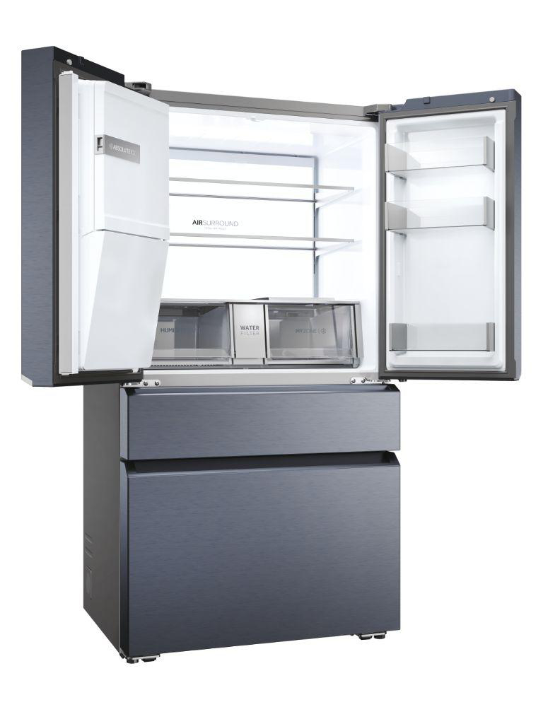 Geöffneter Haier-Kühlschrank mit geöffneten Türen, Regalen, Schubladen und 'AIR SURROUND'-Funktion.