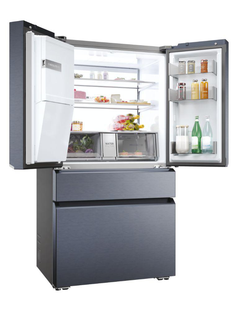 Geöffneter Haier-Kühlschrank mit geöffneten Türen, Regalen, Schubladen und verschiedenen Lebensmitteln.