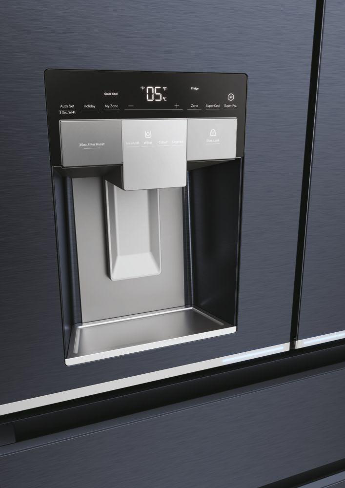 Nahaufnahme eines schwarzen Kühlschranks mit Display, Spender und Knöpfen. Glänzende Oberfläche mit 05°F.