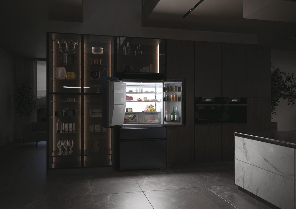 Küchenszene. Dunkelgrauer Kühlschrank mit offenen Türen, Regale mit Essen. Küchenschränke und Lichter.