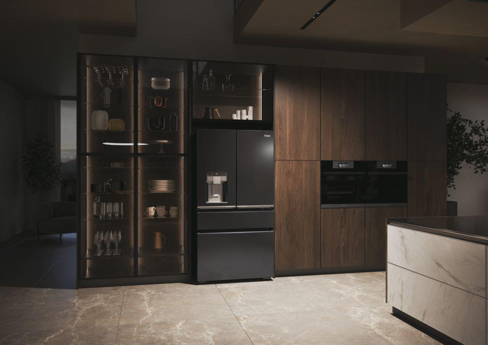 Schwarzer Kühlschrank in moderner Küche. Holzschränke, Glasregale, Marmor-Arbeitsplatte sichtbar.
