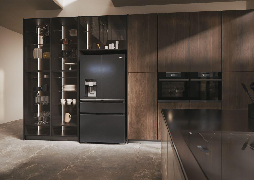 Schwarzer Kühlschrank in moderner Küche mit Glasvitrinen, Holzschränken, Marmor-Arbeitsplatte.