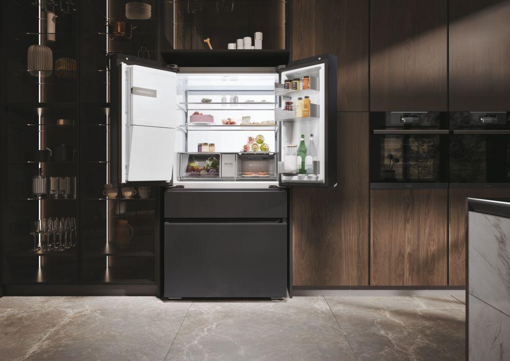 Schwarzer Kühlschrank mit offenen Türen mit Essen. Küche mit Holzschränken und Marmorboden.