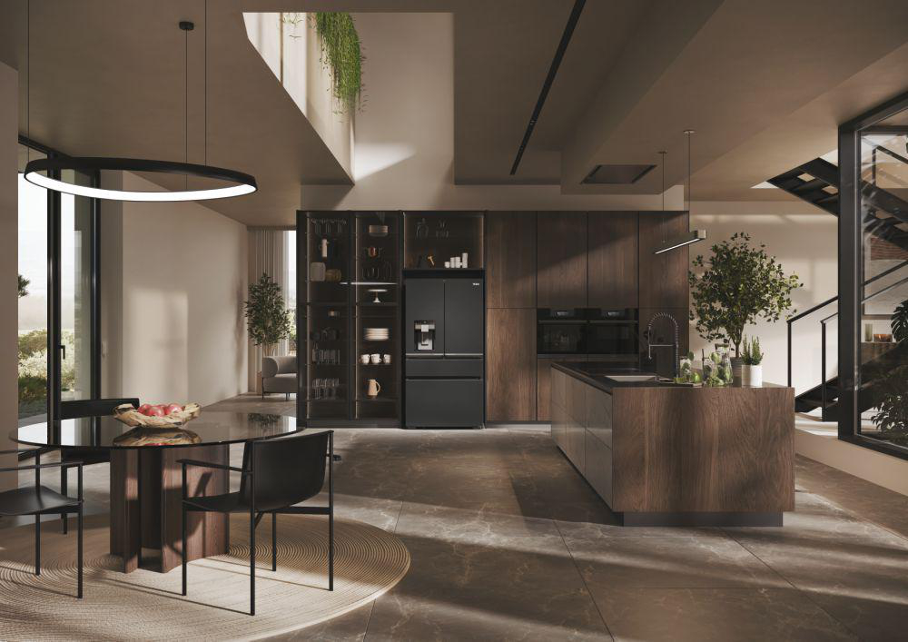 Moderner Kücheninnenraum mit schwarzem Kühlschrank, Holzschränken, Tisch mit Stühlen, runde Leuchte.