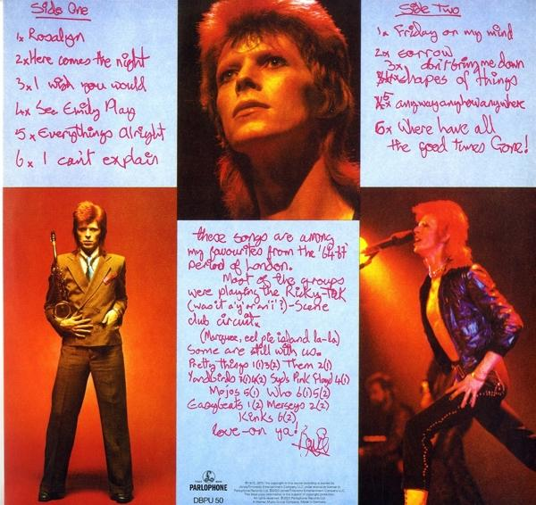Eine Collage von David Bowie-Bildern und handschriftlichen Texten auf farbigem Hintergrund.