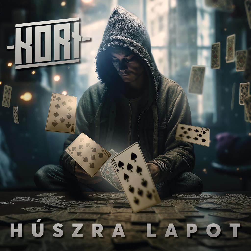 Album borító, kapucnis férfi kártyázik. Lebegő pikk kártyák. Cím: Huszra Lapot.