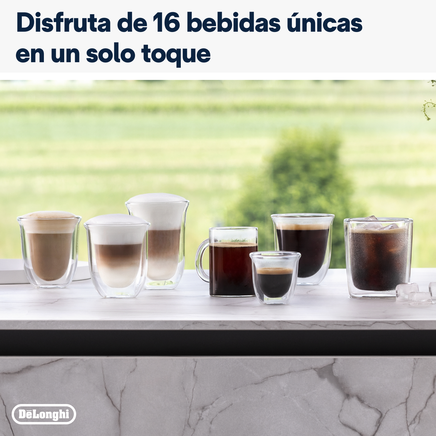 Surtido de bebidas de café en vasos sobre una superficie de mármol blanco, ventana al fondo.