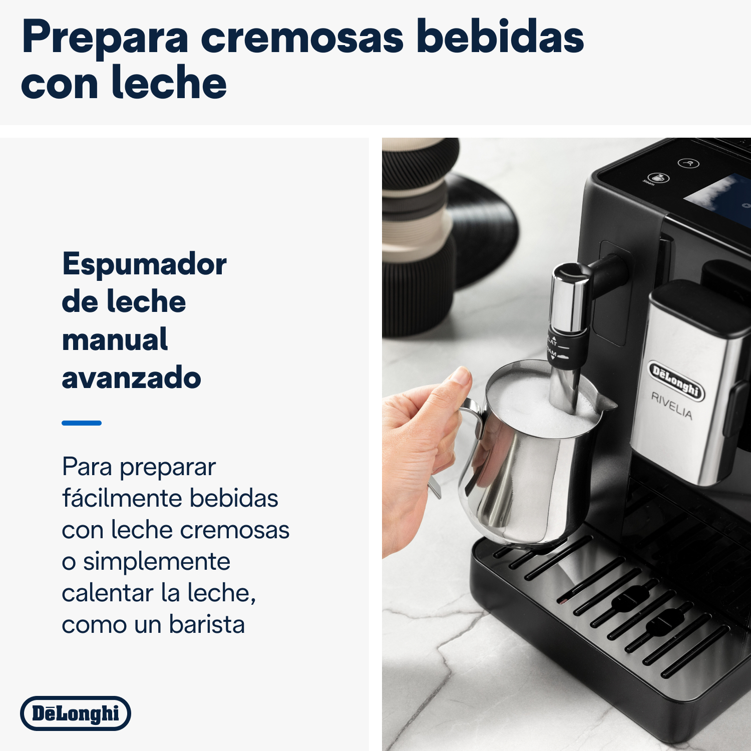 Una persona vertiendo leche en una jarra de acero inoxidable cerca de una cafetera DeLonghi.