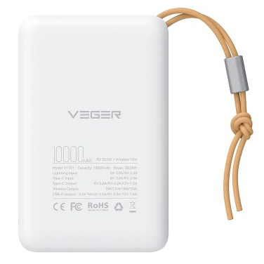 Fehér power bank barna hurokkal és csatlakozóval. A hátoldalon a szöveg: VEGER, 10000mAh, és egyéb technikai részletek.