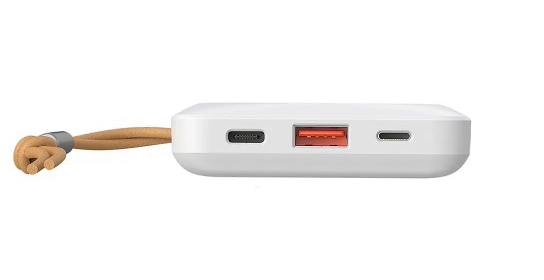 Fehér power bank barna szíjjal és portokkal. Narancssárga töltőport és USB portok.