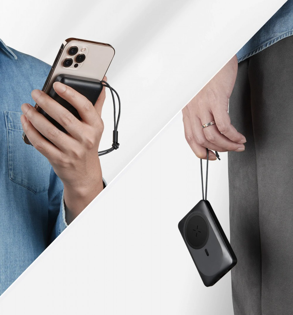 Két ember egy fekete, hordozható power bankot tart, az egyikhez telefon van csatlakoztatva.