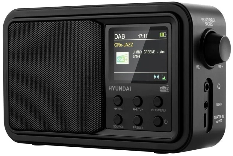 Dwie kobiety patrzące na wydrukowane wykresy kolorów, uśmiechając się.