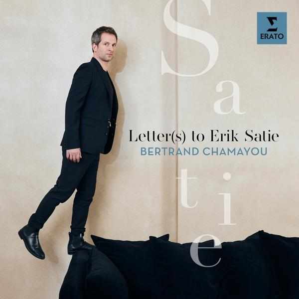 Album borító: Bertrand Chamayou a kanapén, 'Letter(s) to Erik Satie' címmel, fehér szöveg bézs háttéren.