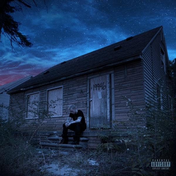 Albumcover: Eminem sitzt nachts auf Treppe eines Hauses.