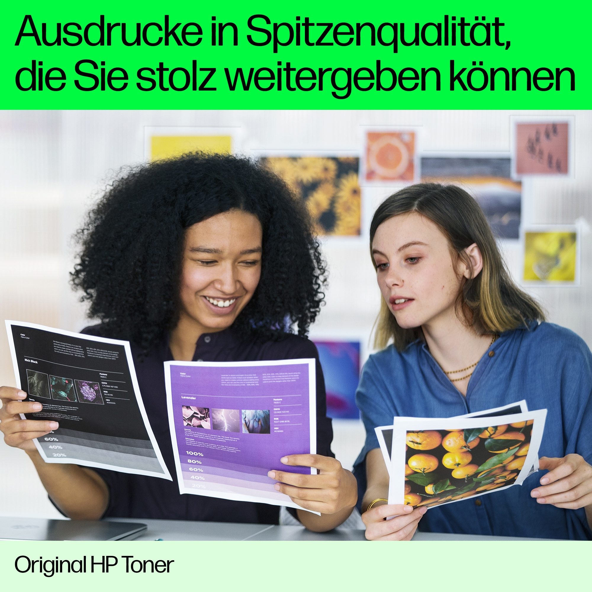 Zwei Frauen betrachten gedruckte Dokumente mit farbigen Grafiken, lächelnd.