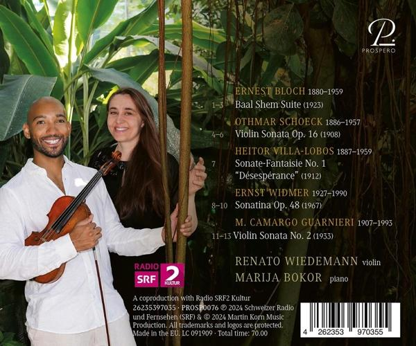 Ein Mann mit Geige und eine Frau stehen vor üppigem Grün. Musikliste auf der rechten Seite.