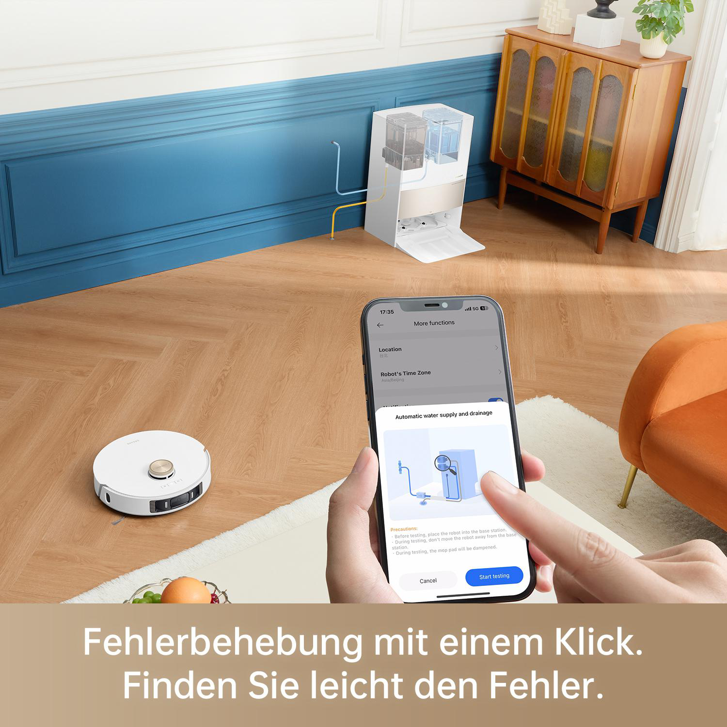 Person nutzt App auf dem Telefon, Roboterstaubsauger und Wasserspender im Hintergrund.