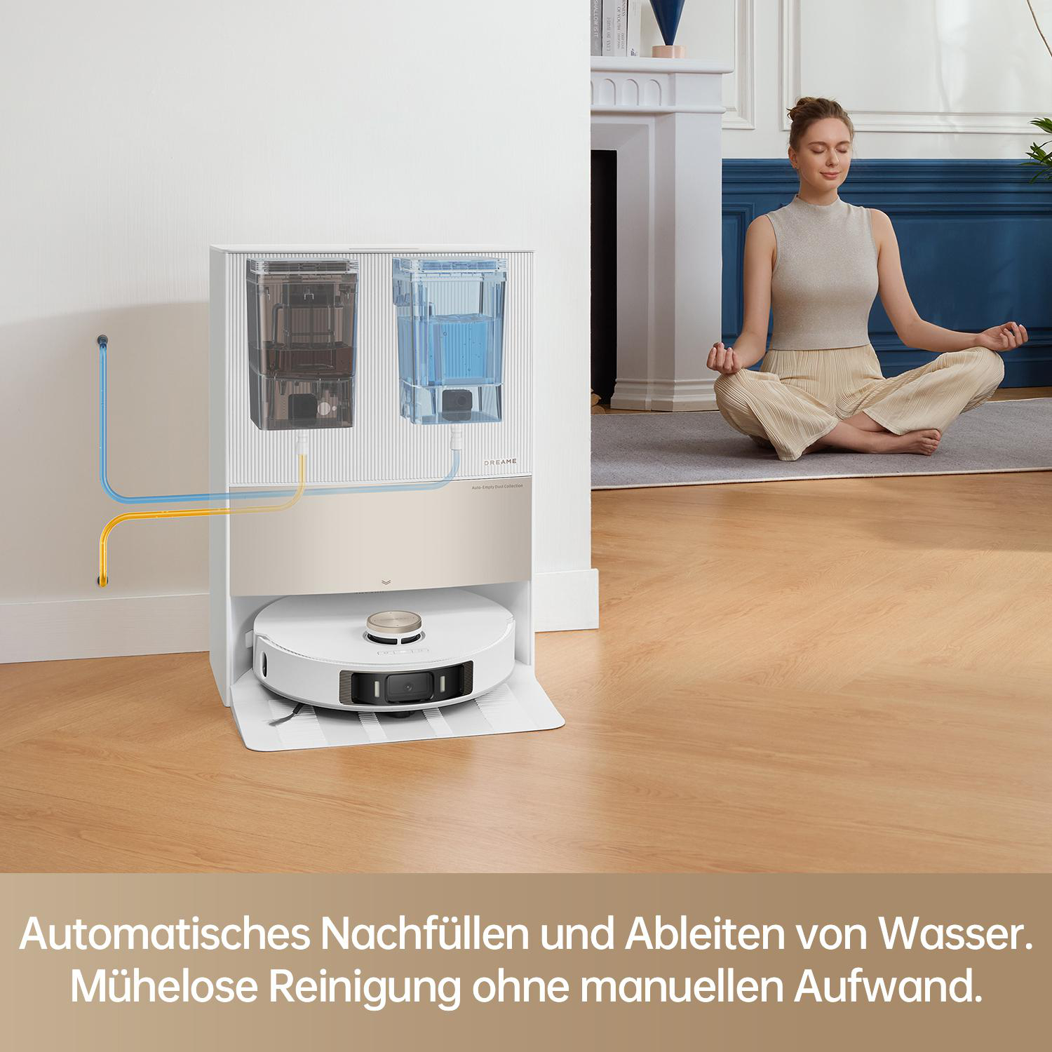 Roboterstaubsauger mit Wassertank, eine Frau im Meditationspose im Hintergrund.
