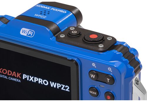 Kék Kodak Pixpro WPZ2 kamera. Fekete gombok és képernyő. Piros felvétel gomb. Fehér WiFi logó. Közelkép.