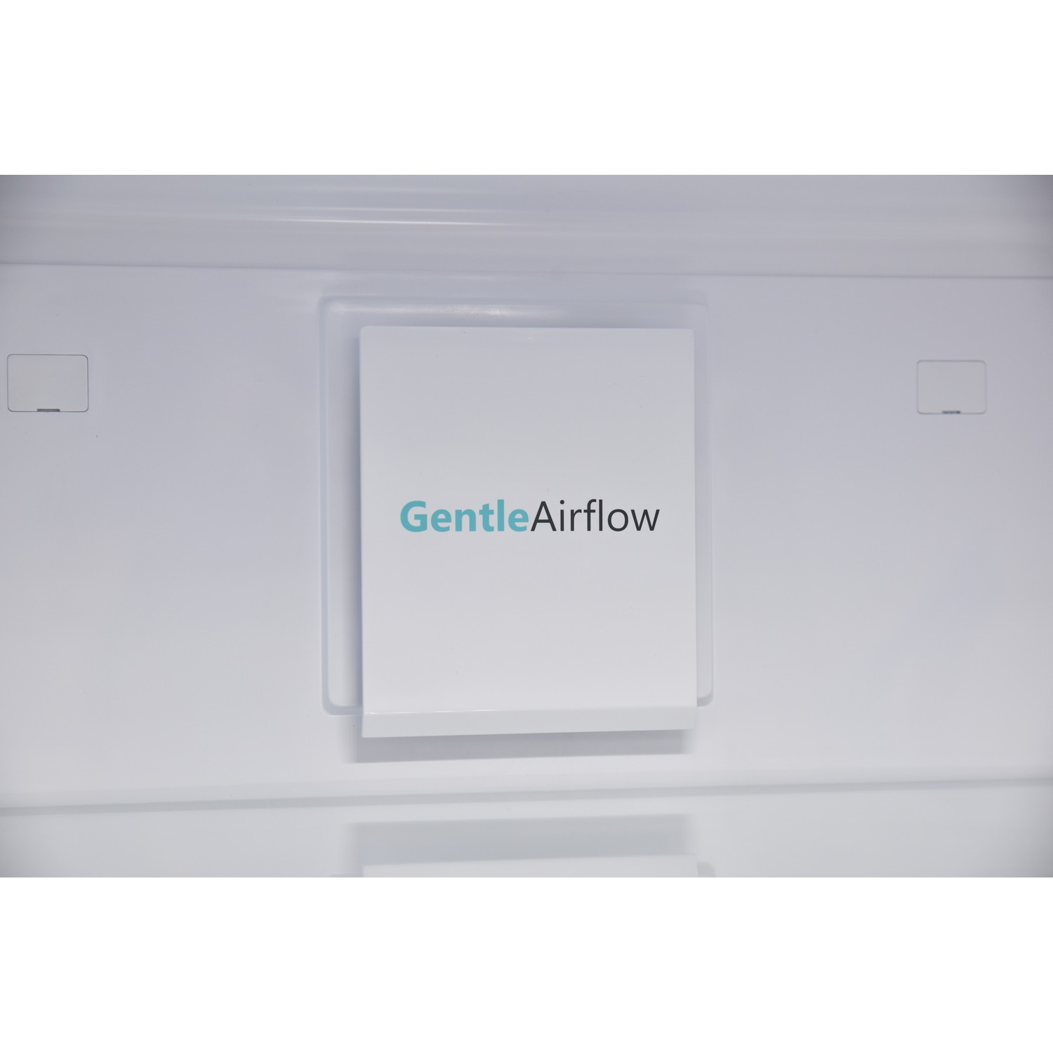 Binnenkant van een witte koelkast met de tekst 'GentleAirflow' op een wit paneel.