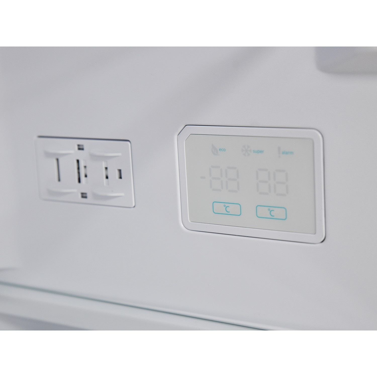 Witte koelkastinterieur met een digitaal display met nummers en knoppen.