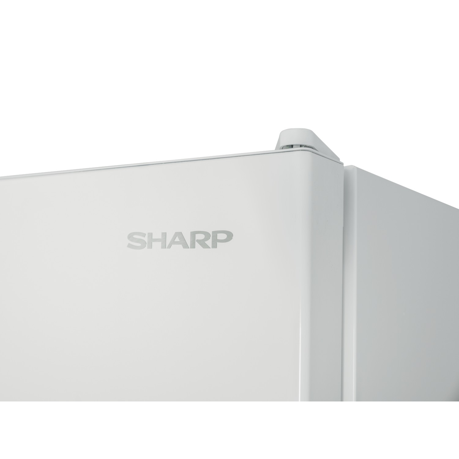 Close-up van een witte koelkast met 'SHARP'-logo op de deur.