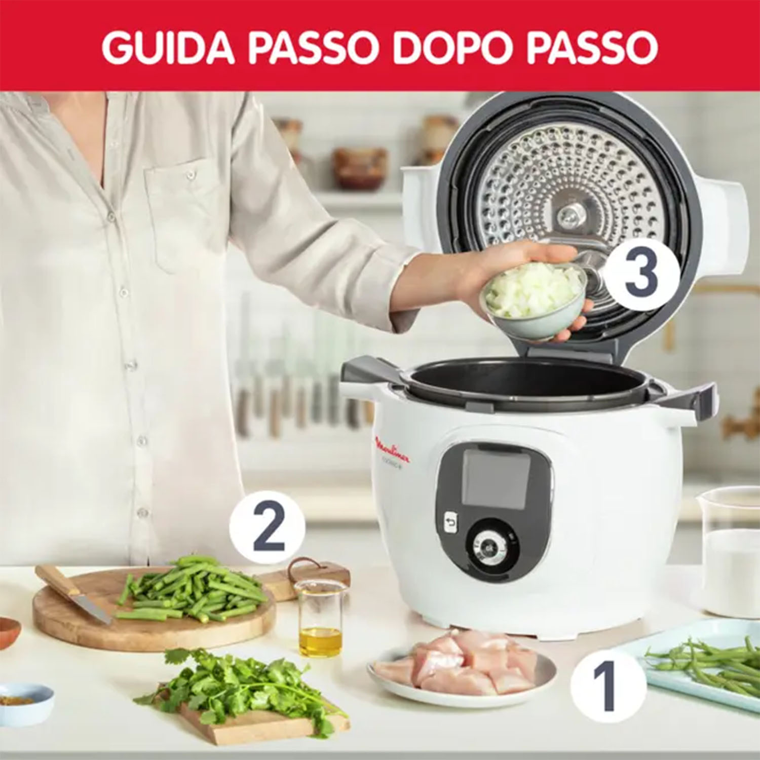 Persona che aggiunge cipolle a una pentola a pressione bianca. Ingredienti visibili.