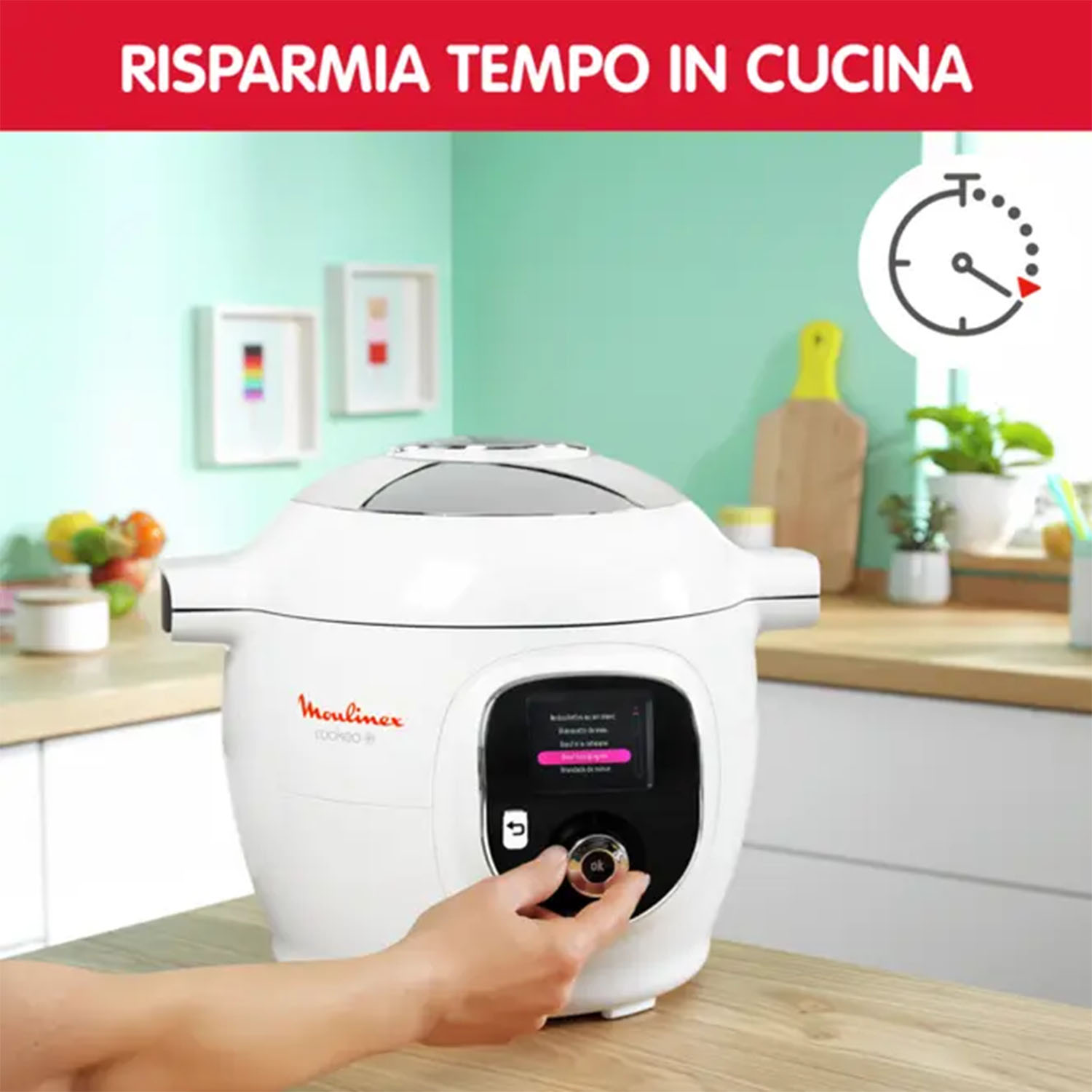 Una cucina Moulinex bianca con una mano che usa il pannello di controllo e un'icona del timer.