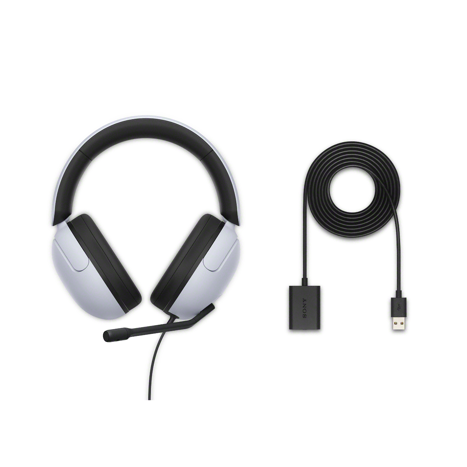 Witte en zwarte Sony gaming-koptelefoon met microfoon, kabel en USB-adapter.