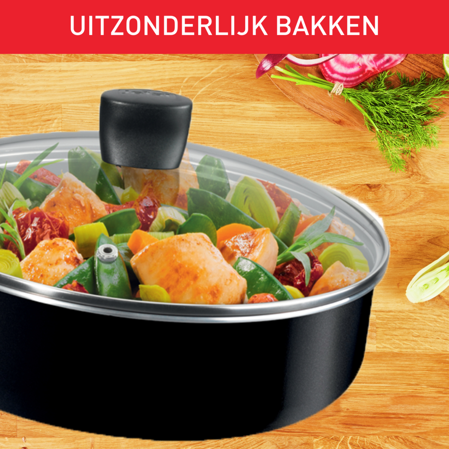 Een zwarte pot met een glazen deksel, gevuld met gekookt voedsel en geplaatst op een houten oppervlak.