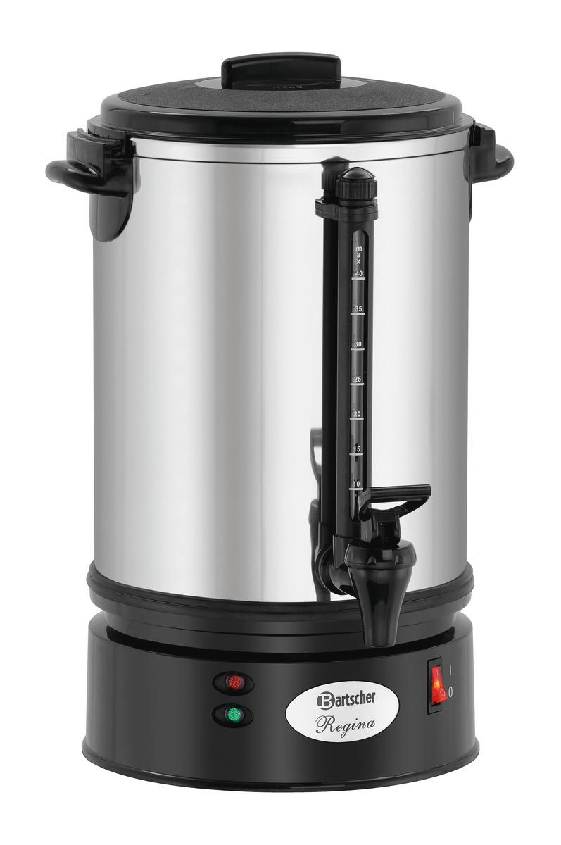 Eine silberne Kaffeemaschine mit schwarzem Sockel und Griff. Ein schwarzer Ausguss ist sichtbar.