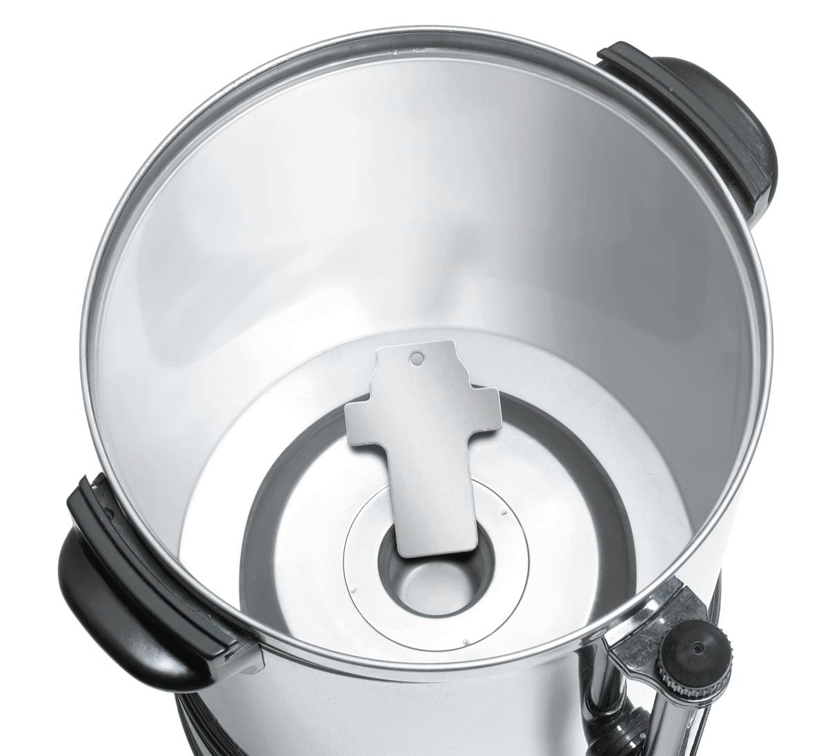 Innenseite einer gewerblichen Kaffeemaschine aus Edelstahl, mit einem Metallstück in der Mitte.