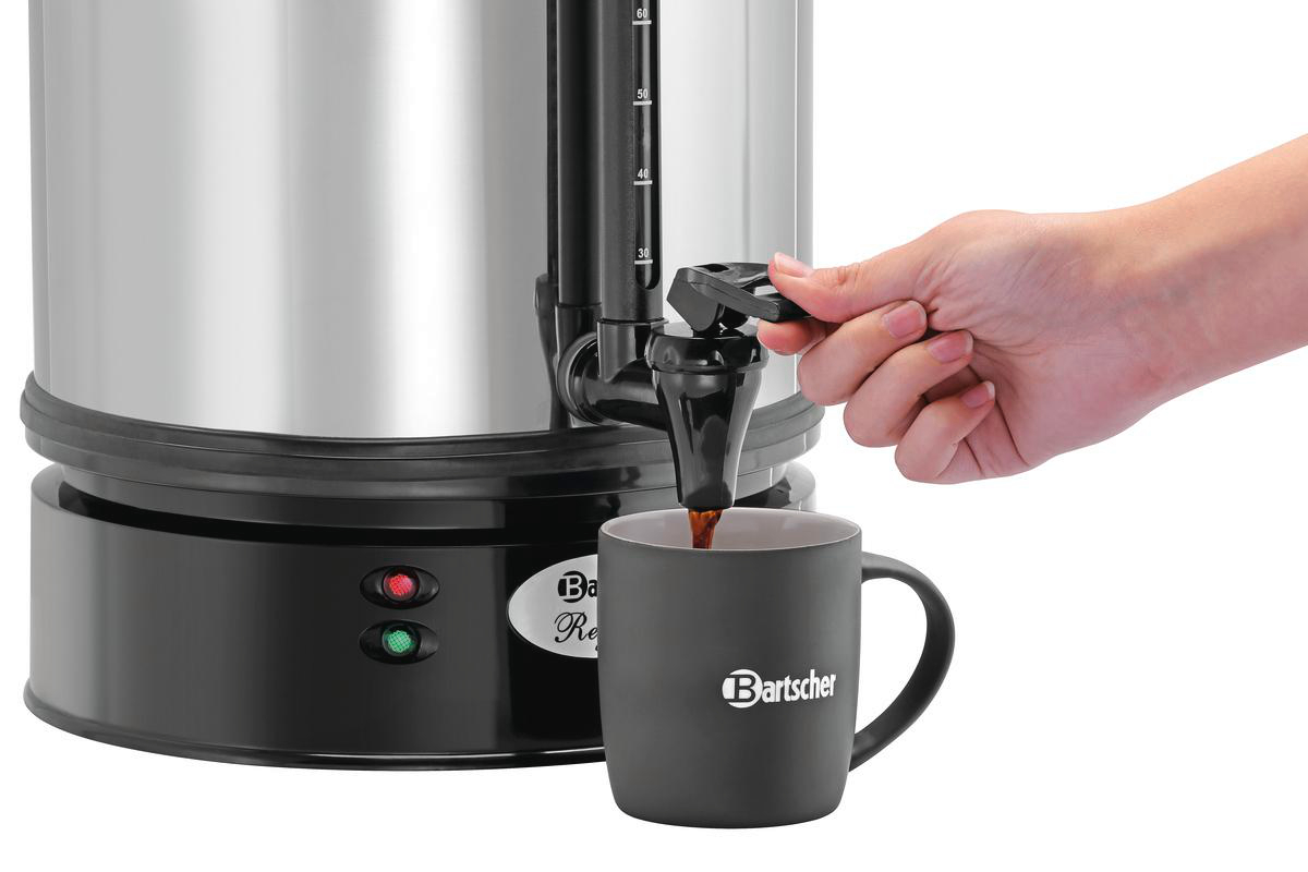 Eine Hand gießt Kaffee aus einer silbernen Urne in eine schwarze Tasse.