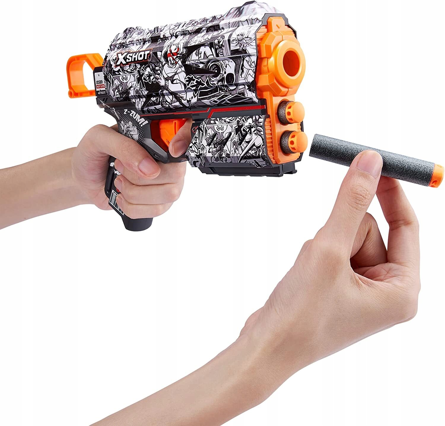 Ręka trzyma pistolet zabawkę z nadrukiem komiksowym. Druga ręka ładuje rzutki.