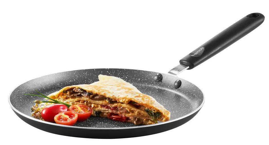 Naleśnik na patelni. Naleśnik nadziewany warzywami, pomidorami. Patelnia ma czarny uchwyt.