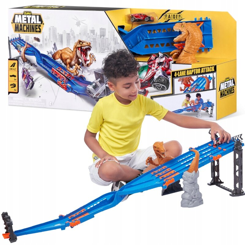 Chłopiec bawi się torem z zabawkami z dinozaurami i samochodami wyścigowymi, z pudełkiem w tle.